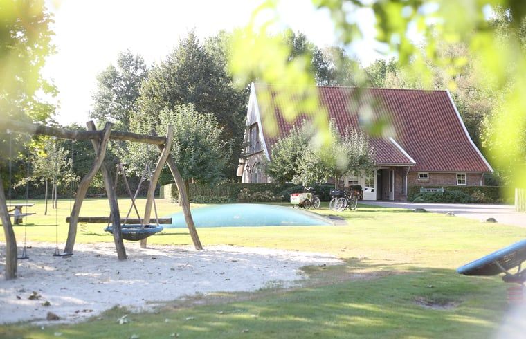 Gemuetliches Ferienhaus in De Lutte, Twente mit Spielplatz und gruener Umgebung in Overijssel, ideal fuer einen entspannten Aufenthalt.