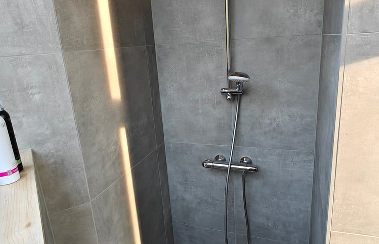 Moderne douche in Vakantiehuisje in de Lutte, Twente, met strakke afwerking.