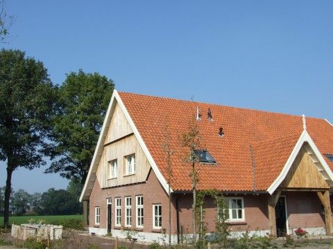 Landgoed Nieuwhuis Ferienhaus in Ootmarsum, Twente mit traditioneller Architektur und laendlicher Umgebung.
