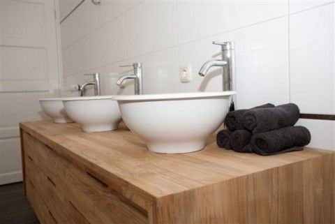 Modernes Badezimmer im Ferienhaus Landgoed Nieuwhuis in Ootmarsum, Twente, mit stilvollen Waschbecken und Holzdetails.