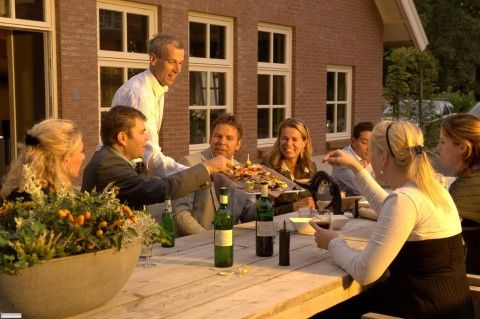 Gemuetlicher Abend auf der Terrasse des Ferienhauses Landgoed Nieuwhuis in Ootmarsum, Twente, bei einer Mahlzeit.