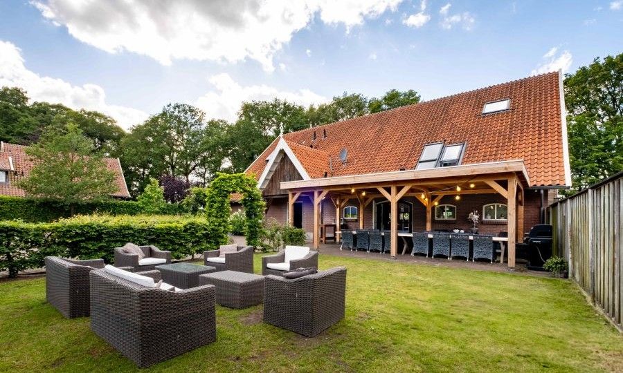 Sitzgelegenheiten im Freien und Veranda im Ferienhaus Landgoed Nieuwhuis in Ootmarsum, Twente, ideal fuer Sommerabende.