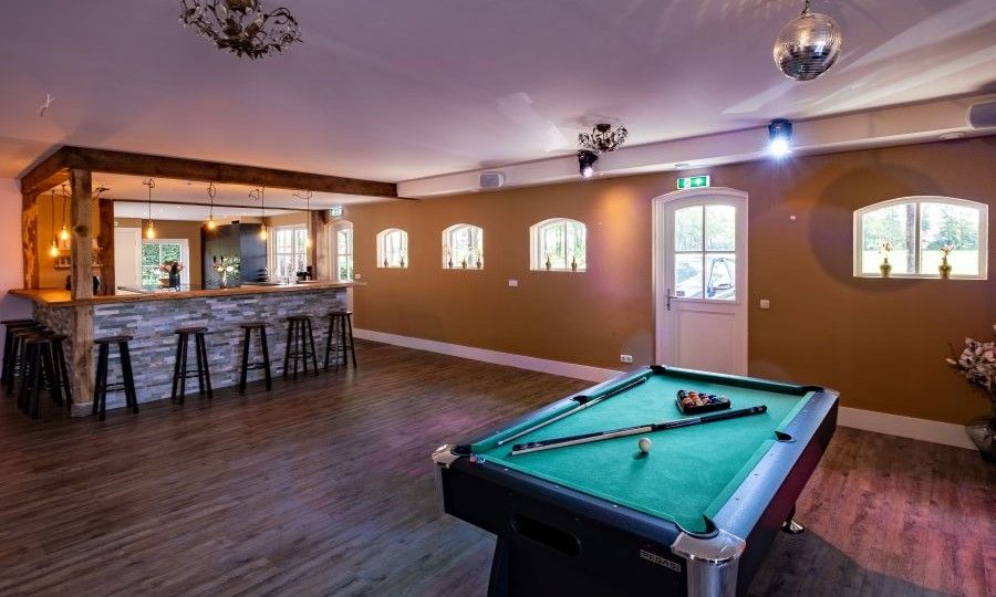 Freizeitraum mit Billardtisch im Ferienhaus Landgoed Nieuwhuis in Ootmarsum, Twente, zur Unterhaltung.