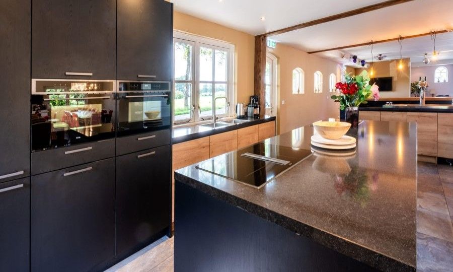 Geraeumiges Esszimmer im Ferienhaus Landgoed Nieuwhuis in Ootmarsum, Twente, ideal fuer Familienessen.