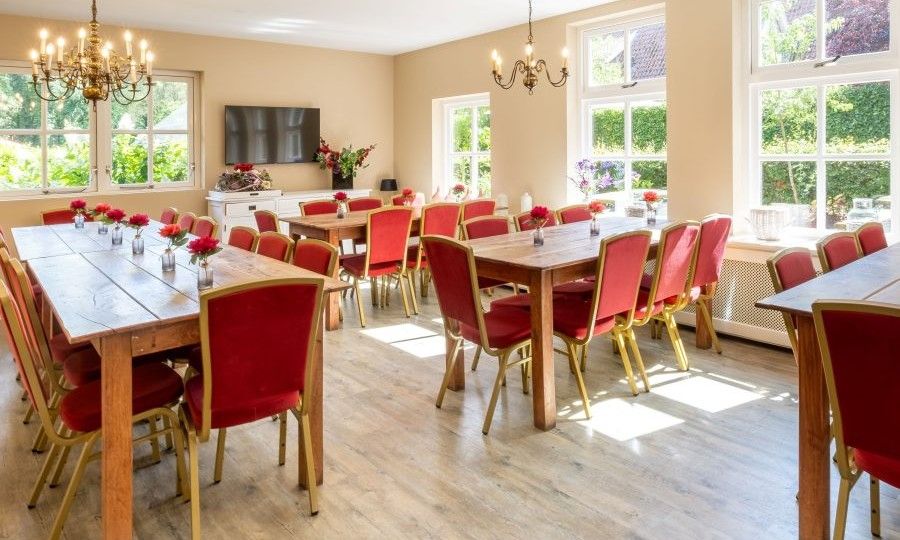 Helle Halle im Ferienhaus Landgoed Nieuwhuis in Ootmarsum, Twente, mit moderner Einrichtung und Kunst.