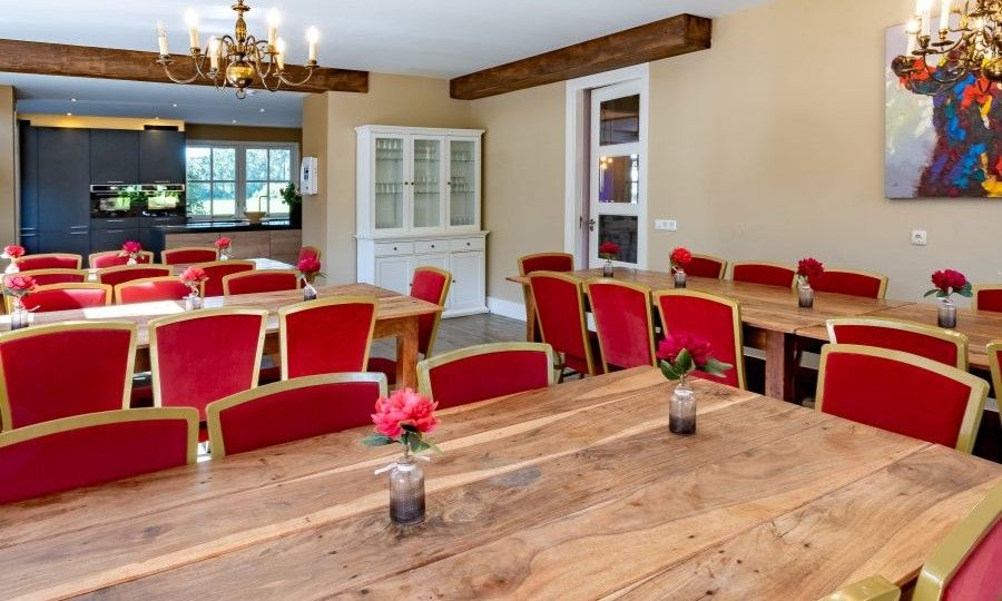 Schlafzimmer mit Gartenblick im Ferienhaus Landgoed Nieuwhuis in Ootmarsum, Twente, fuer eine ruhige Nacht.