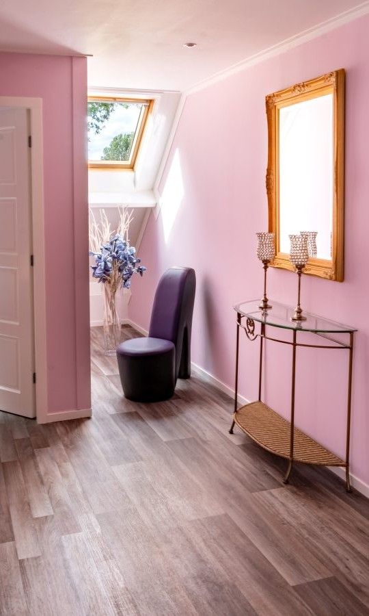 Schlafzimmer mit grossem Fenster im Ferienhaus Landgoed Nieuwhuis in Ootmarsum, Twente, mit viel Tageslicht.