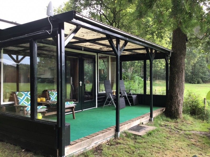 Veranda des Ferienhauses Mapadodo in Nutter, Twente mit Blick auf die grne Natur.