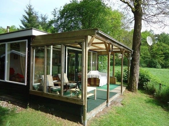 Sonniger Wintergarten des Ferienhauses Mapadodo in Nutter, Twente mit bequemen Sthlen.