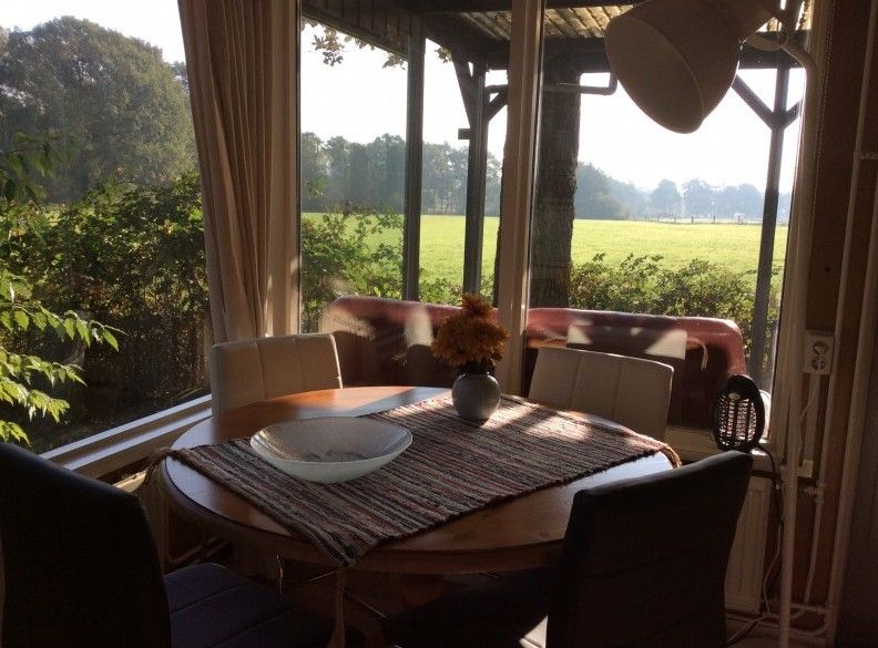 Essecke im Ferienhaus Mapadodo, Nutter, Twente mit Blick auf die umliegende Landschaft.