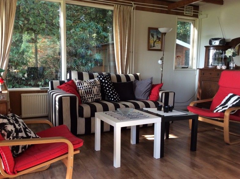 Stilvolles Wohnzimmer in Mapadodo, Nutter, Twente mit bequemen Sofas und viel Licht.