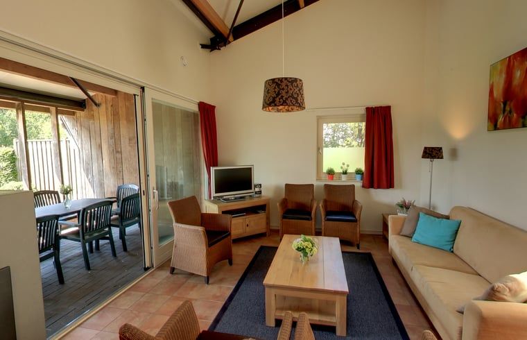 Comfortabele woonkamer in vakantiehuisje in Hezingen, ideaal voor ontspanning in Twente, Overijssel.