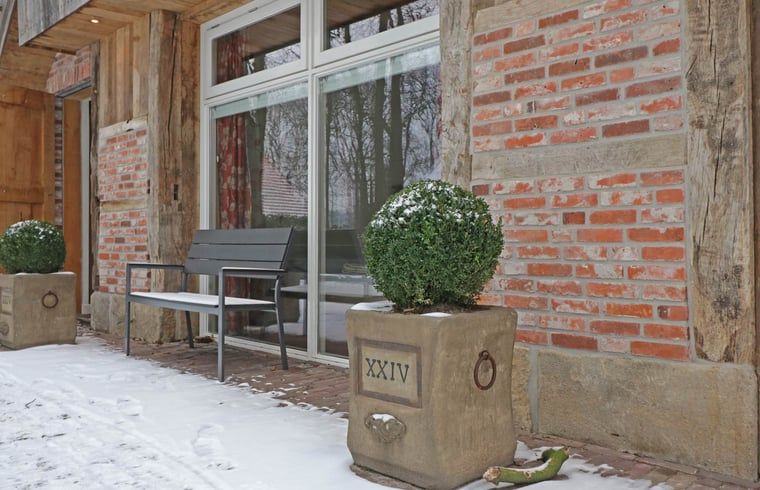 Schnee bedeckt die Veranda von Huisje in Hezingen, einer Ferienunterkunft in Twente, Overijssel.