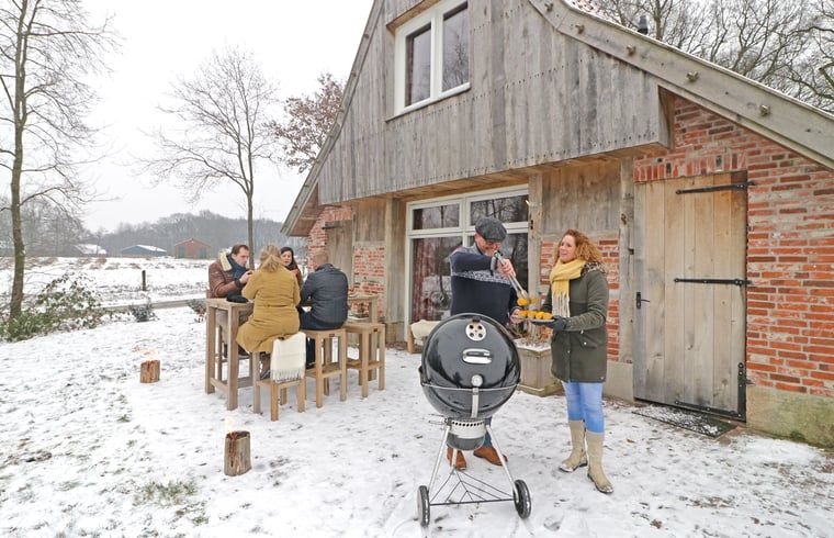 Gemuetliches Wintergrillen im Huisje in Hezingen, ein Ferienhaus in Hezingen, Twente, Overijssel.