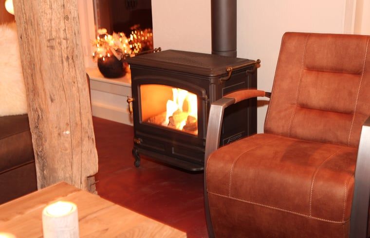 Gemuetliche Sitzecke mit Kamin im Haus in Hezingen, Ferienhaus in Twente, Overijssel.