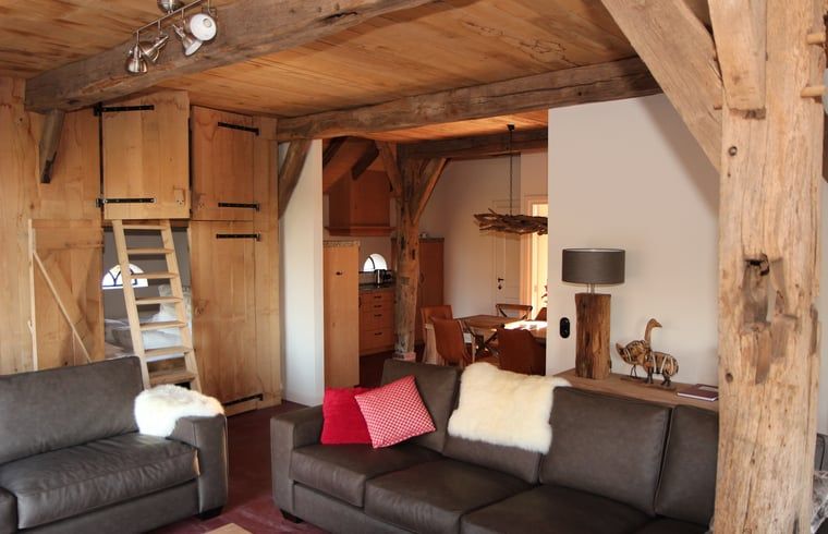 Gemuetliches Wohnzimmer mit Holzbalken in Huisje in Hezingen, Ferienhaus in Twente, Overijssel.