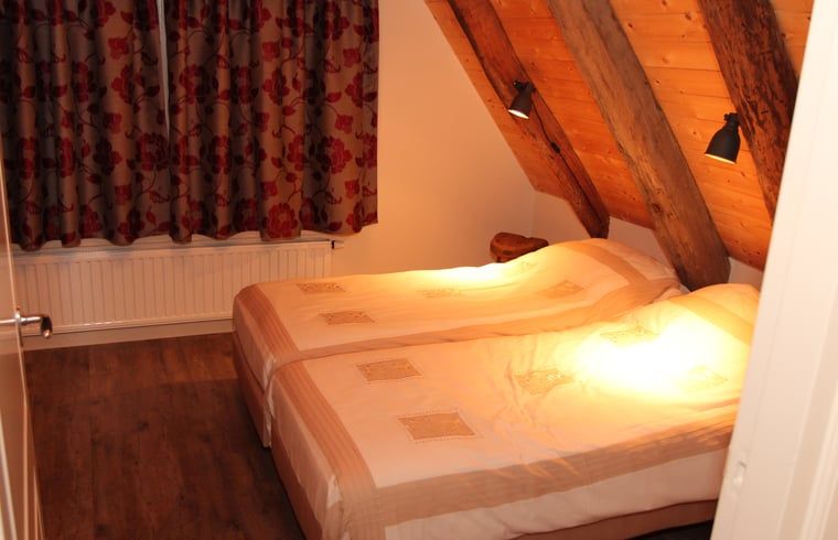 Schoenes Schlafzimmer mit Holzdetails in Huisje in Hezingen, Ferienhaus in Hezingen, Twente.