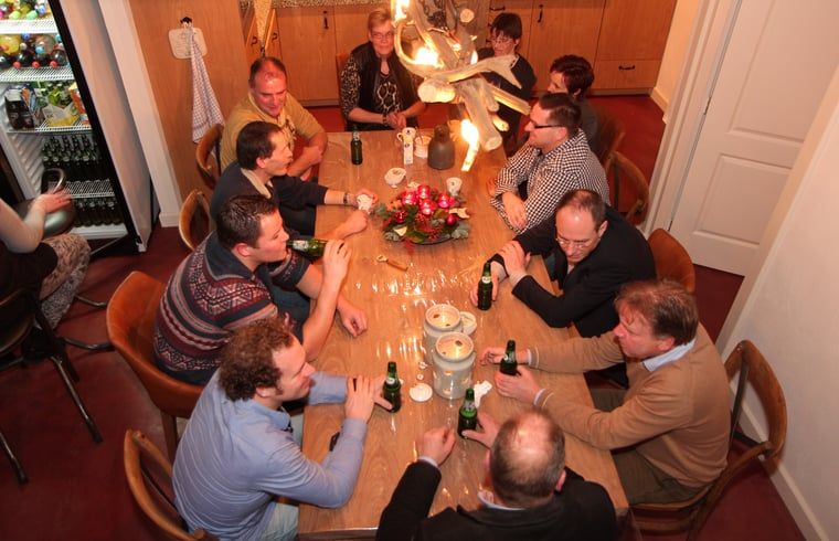 Gaeste geniessen eine Mahlzeit im Speisesaal des Huisje in Hezingen, einer Ferienunterkunft in Twente, Overijssel.