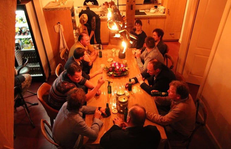 Gemuetliches Abendessen bei Kerzenlicht im Huisje in Hezingen, Ferienhaus in Hezingen, Twente, Overijssel.