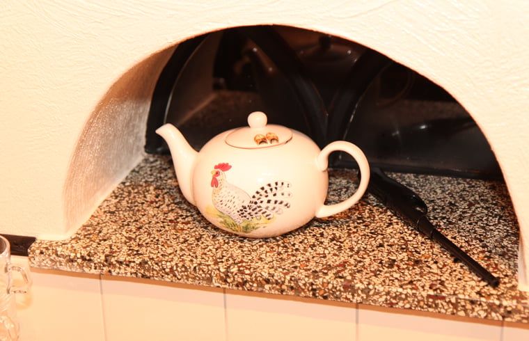 Gemuetliche Teekanne in der Kueche von Huisje in Hezingen, Ferienhaus in Hezingen, Twente, Overijssel.