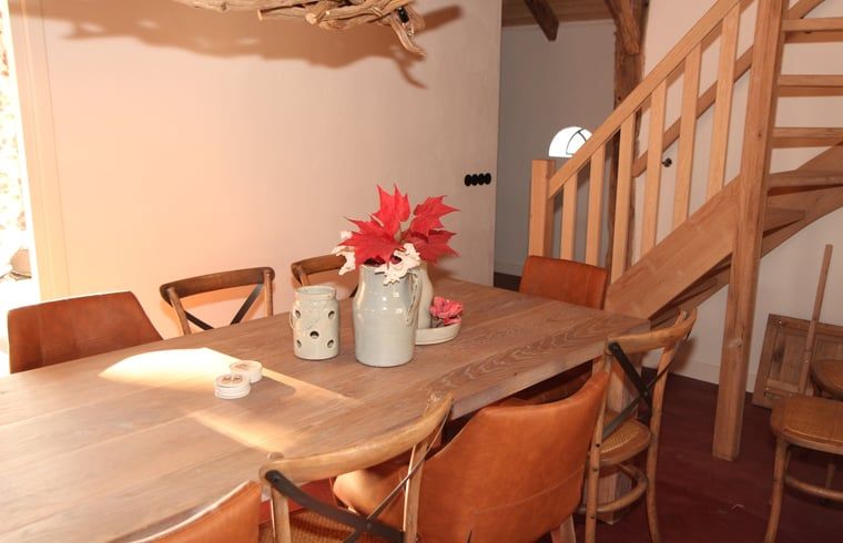 Stilvolles Esszimmer mit Holztisch in Cottage in Hezingen, Ferienunterkunft in Twente, Overijssel.