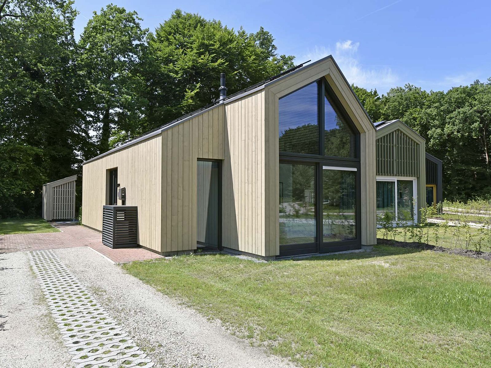 Freistehendes Haus in Beuningen, Twente, Overijssel mit moderner Architektur und grner Umgebung.
