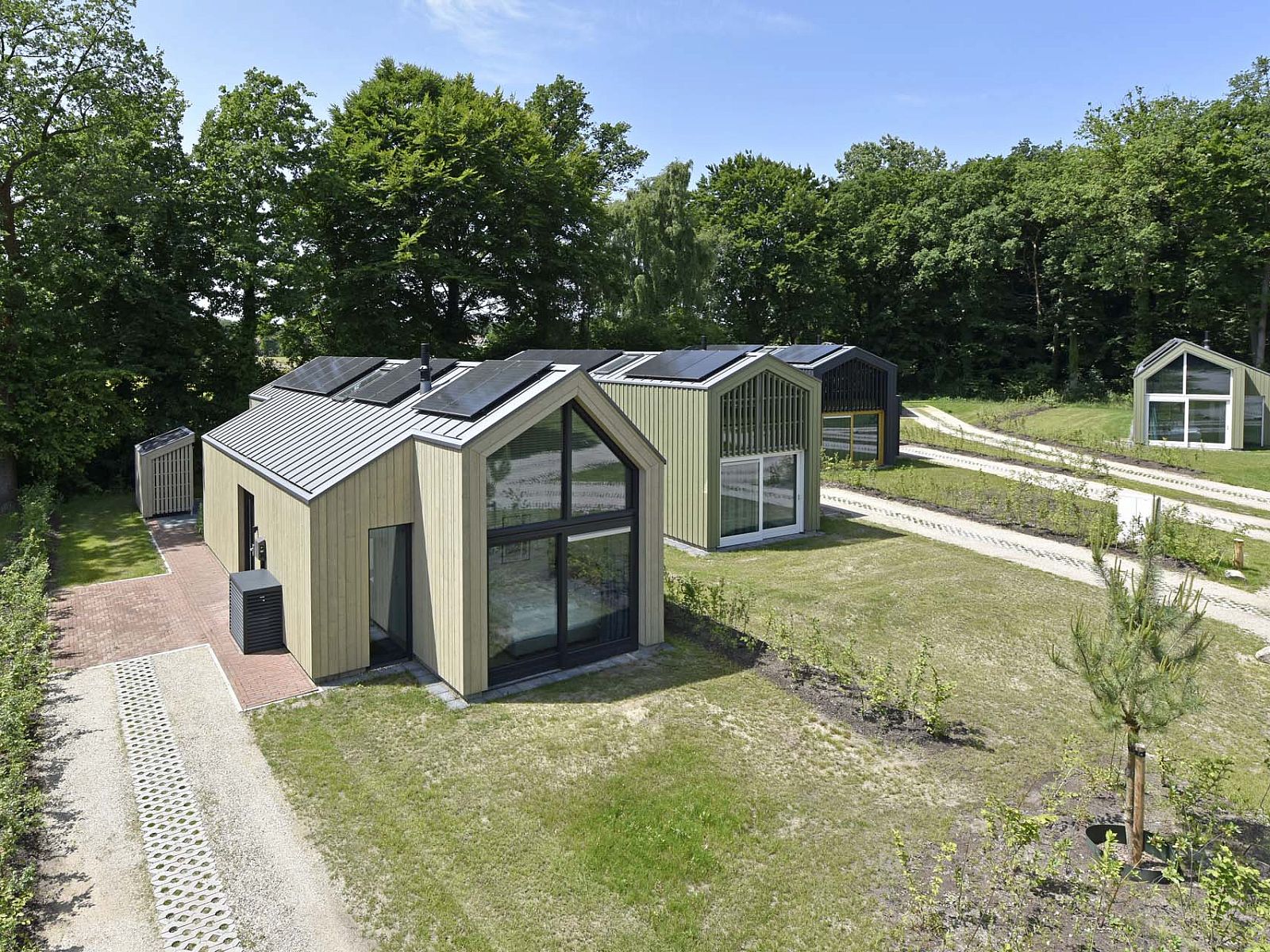 Luftaufnahme eines freistehenden Hauses in Beuningen, Twente, Overijssel, umgeben von Natur.