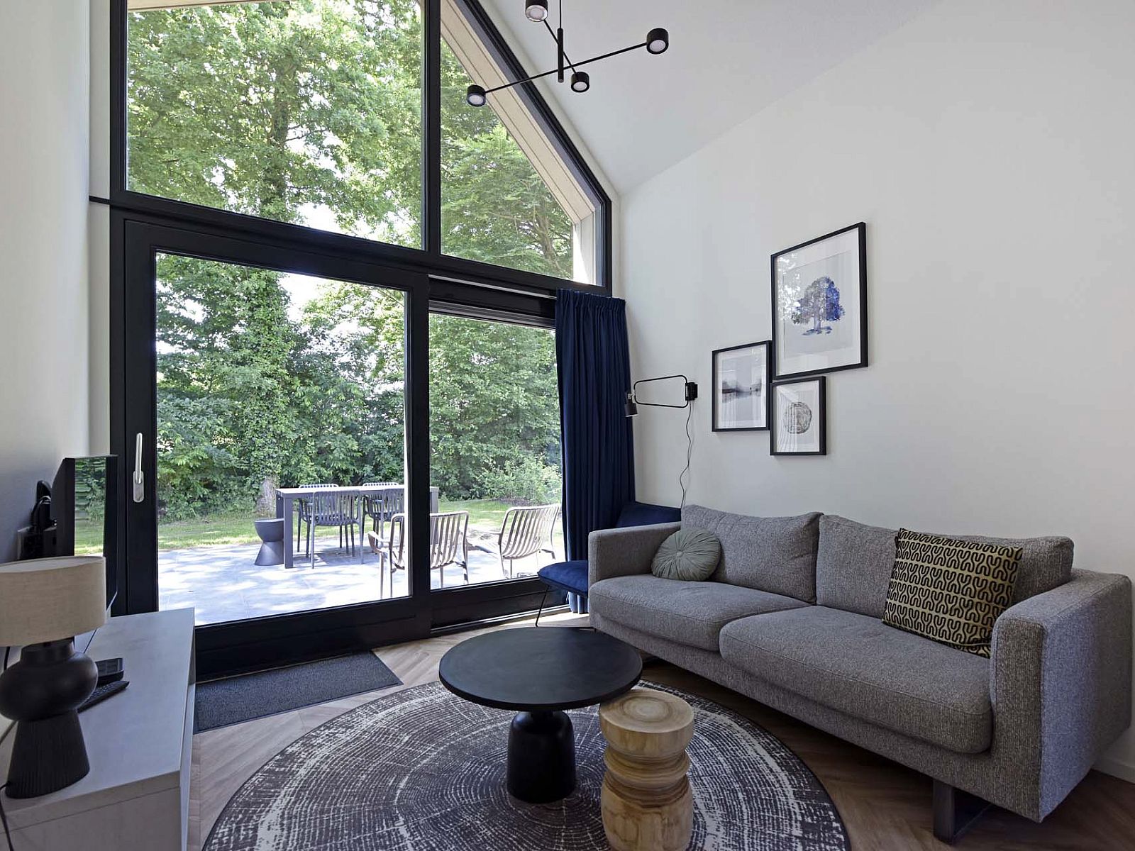 Sitzecke in Einfamilienhaus in Beuningen, Twente, Overijssel mit Blick auf den Garten.