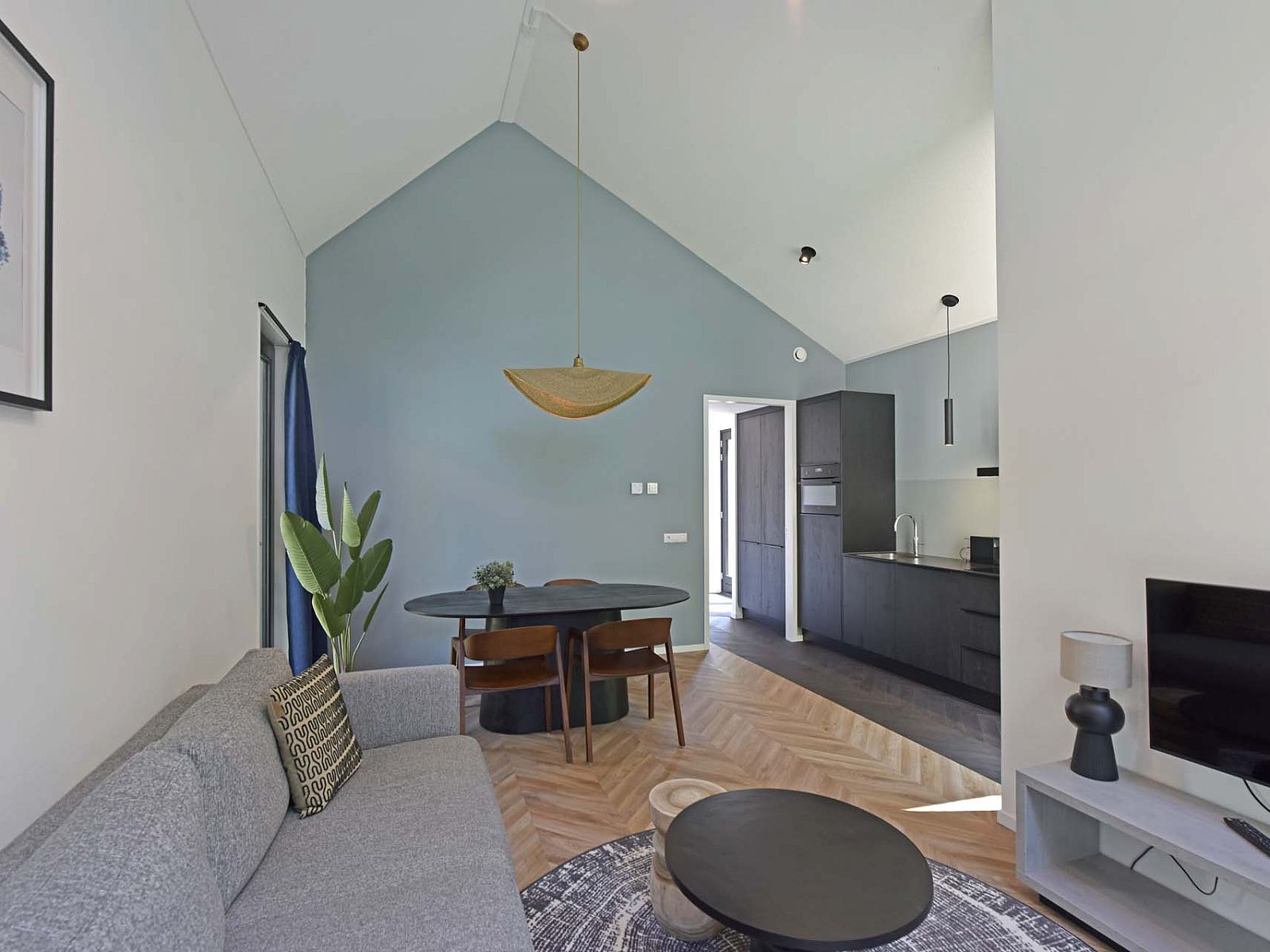 Offener Wohnraum in Einfamilienhaus in Beuningen, Twente, Overijssel mit modernen Mbeln.