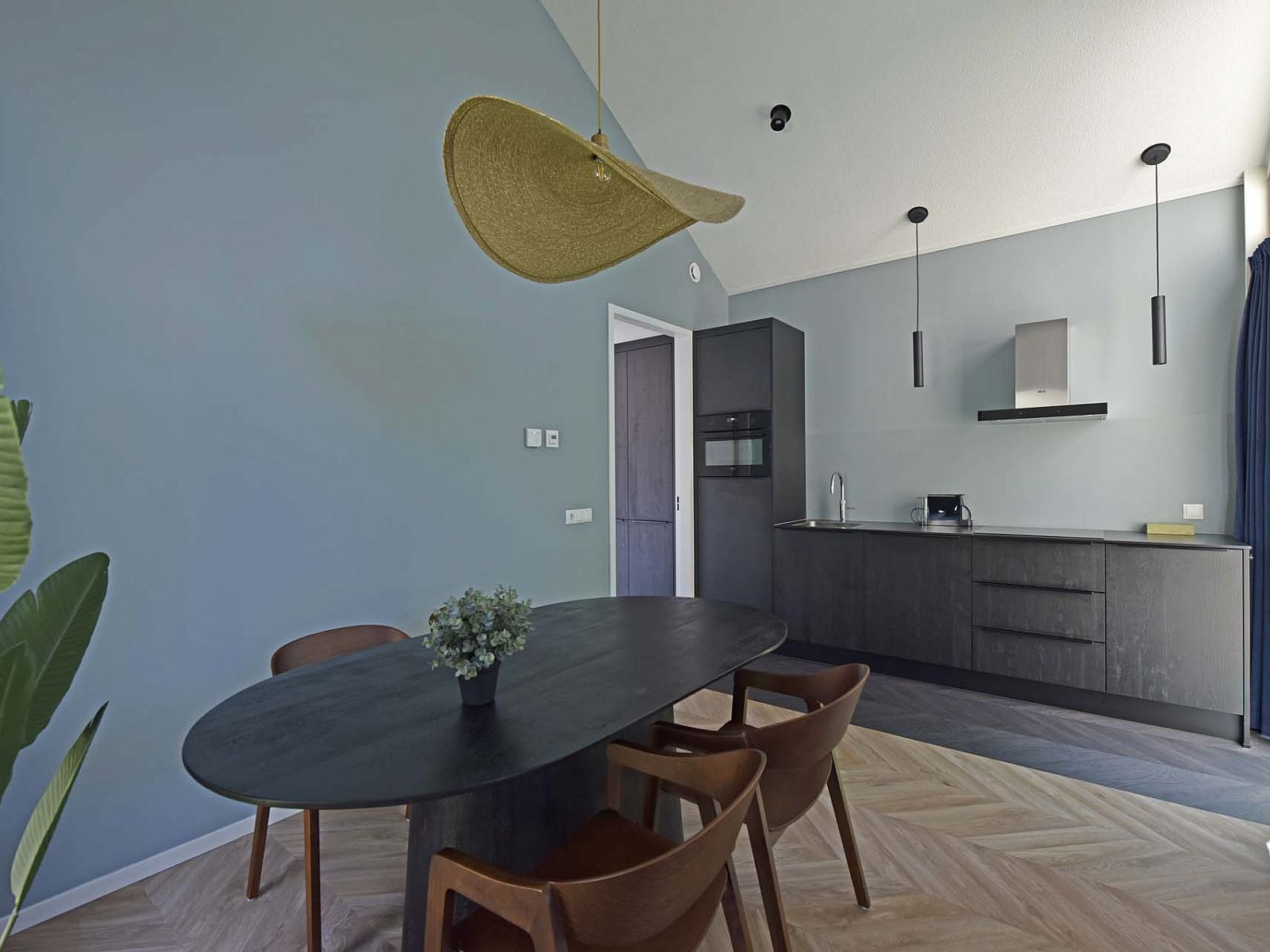 Esstisch in einem freistehenden Haus in Beuningen, Twente, Overijssel mit Blick auf den Garten.