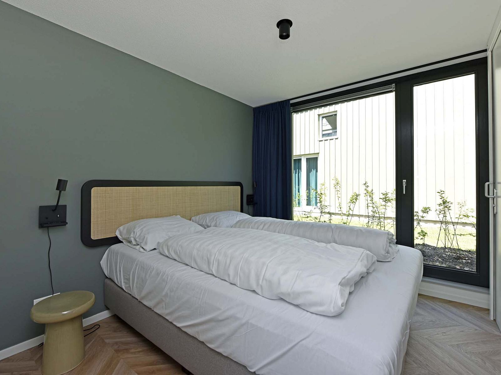 Doppelwaschbecken im Badezimmer eines Einfamilienhauses in Beuningen, Twente, Overijssel.