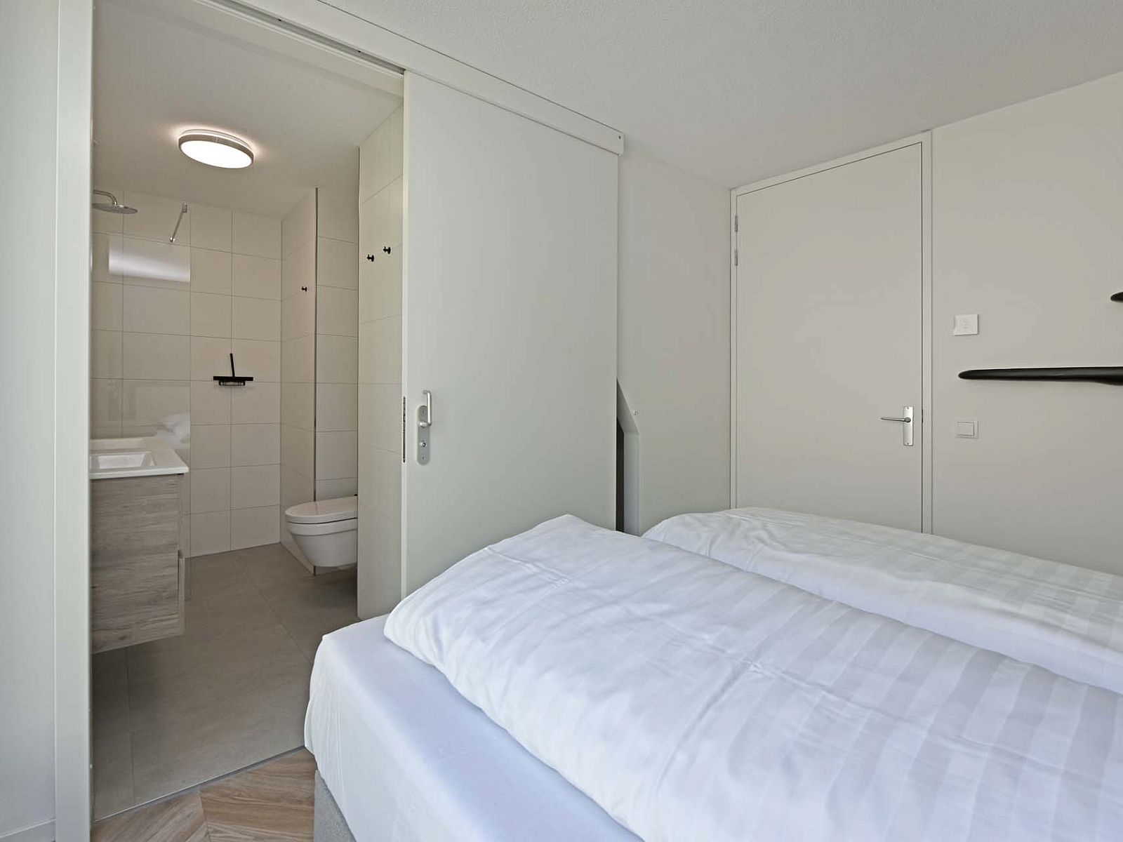 Schlafzimmer in Einfamilienhaus in Beuningen, Twente, Overijssel mit Blick auf Garten.