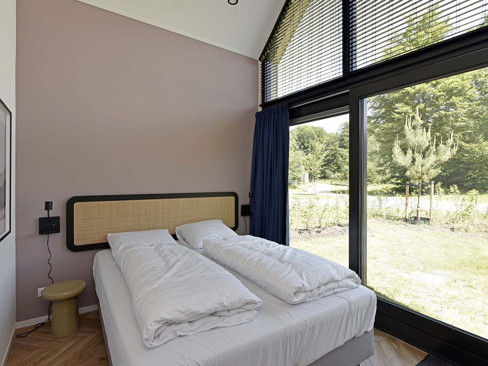 Schlafzimmer in Einfamilienhaus in Beuningen, Twente, Overijssel mit TV und Waschkche.