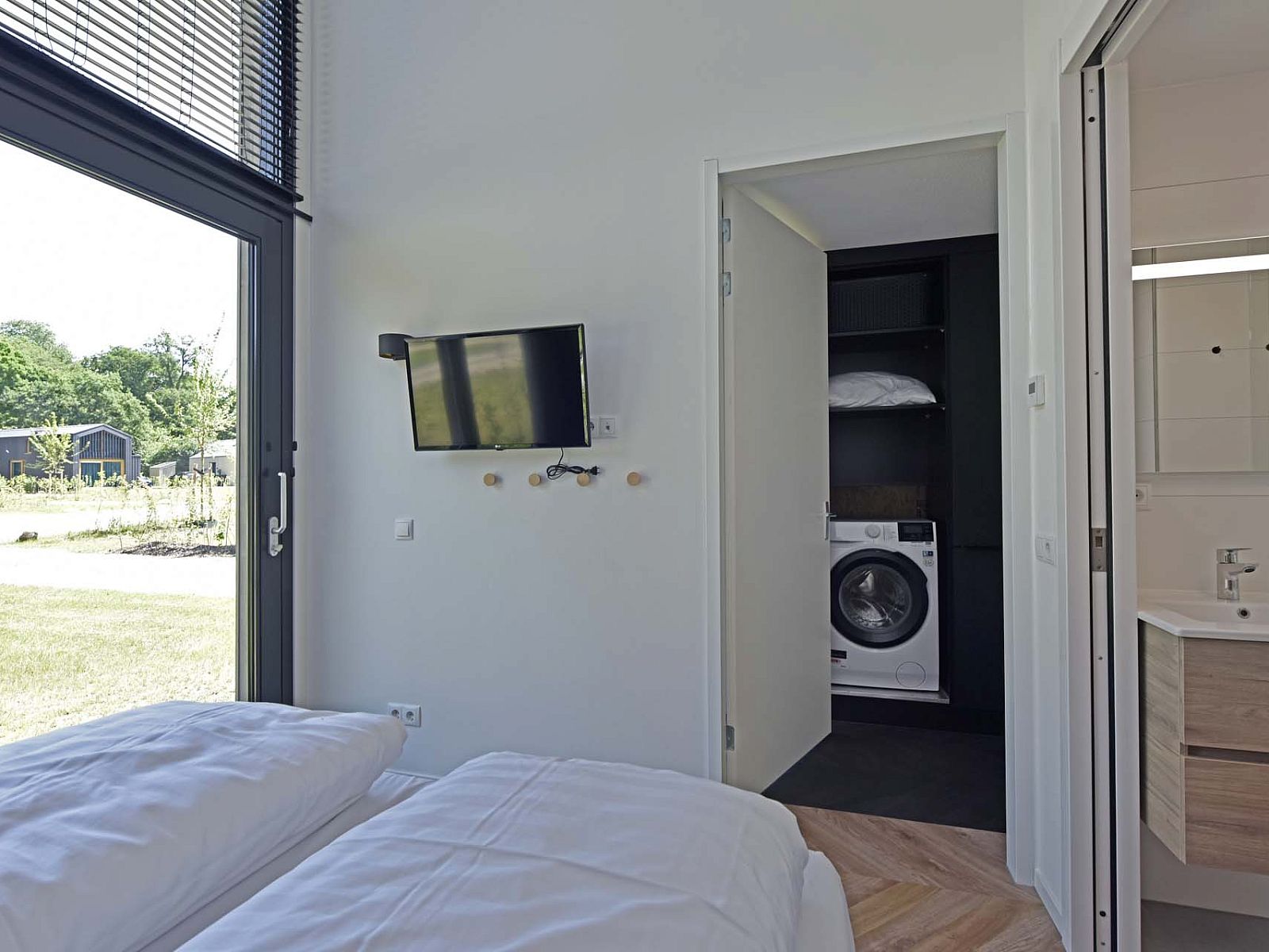 Korridor in Einfamilienhaus in Beuningen, Twente, Overijssel mit Zugang zu den Zimmern.