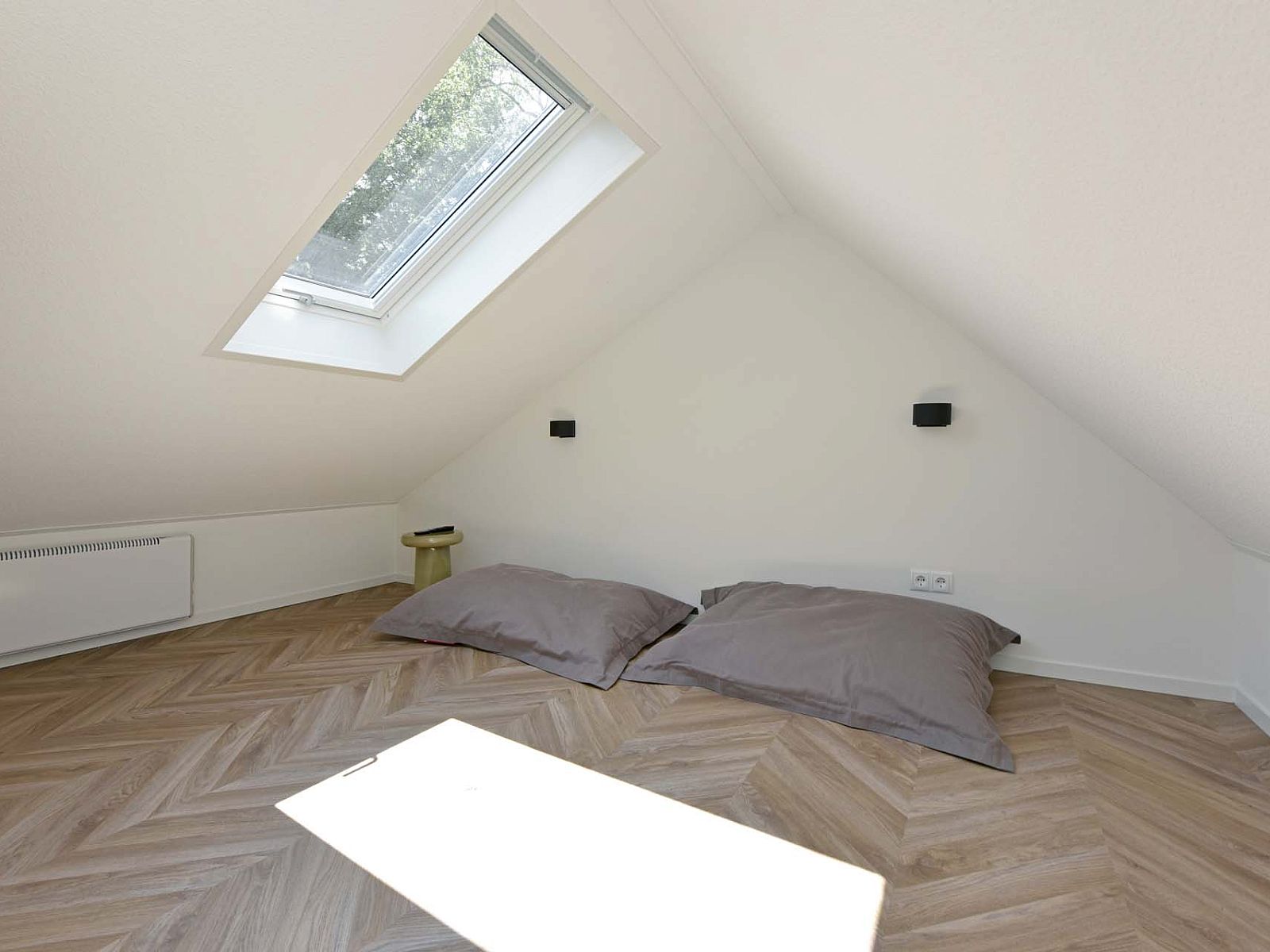 Terrasse eines freistehenden Hauses in Beuningen, Twente, Overijssel mit Gartenmbeln.