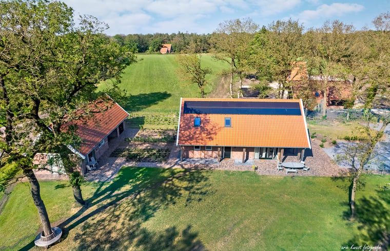 Luftaufnahme des Ferienhauses in Beuningen, umgeben von ueppiger Natur in Twente, Overijssel.