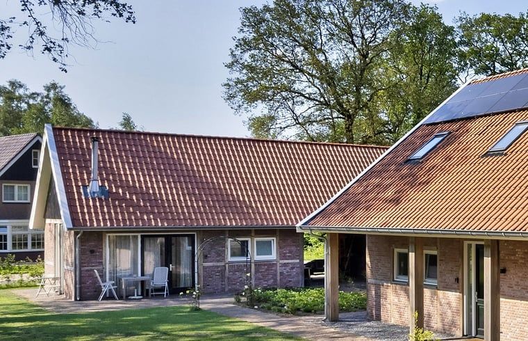 Ferienhaus in Beuningen mit sonniger Veranda und gruenem Garten in Twente, Overijssel.