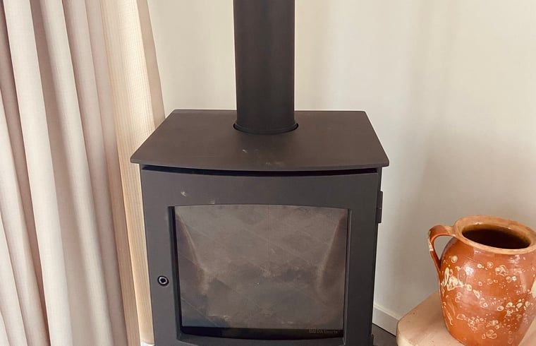 Holzofen im Ferienhaus in Beuningen fuer gemuetliche Abende in Twente, Overijssel.