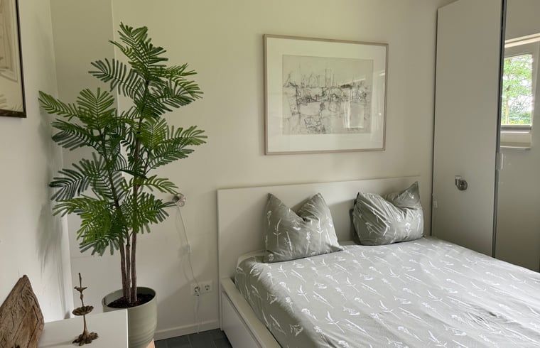 Schlafzimmer mit Doppelbett im Ferienhaus in Beuningen, umgeben von Ruhe und Frieden in Twente, Overijssel.