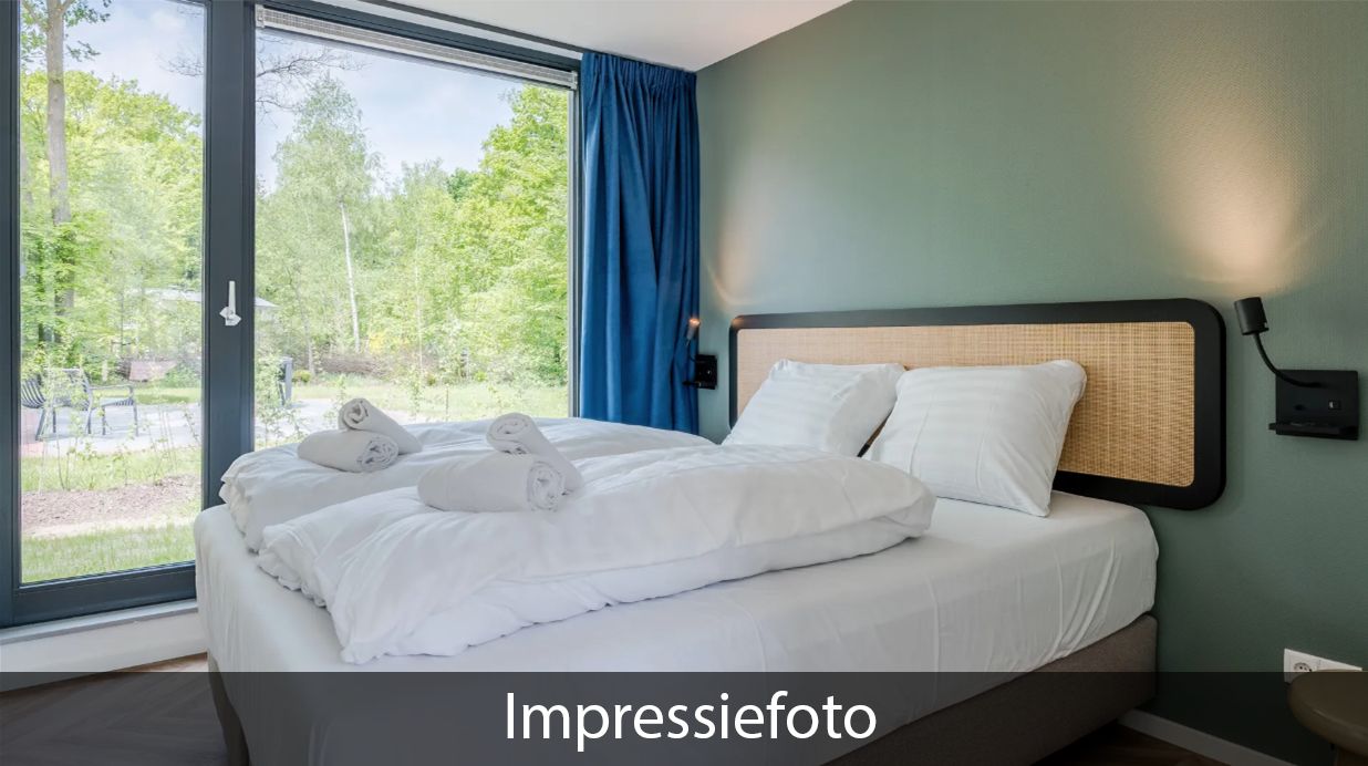 Sfeervolle slaapkamer in Vrijstaande woning in Beuningen, vakantiehuis in Twente, met uitzicht op de natuur.