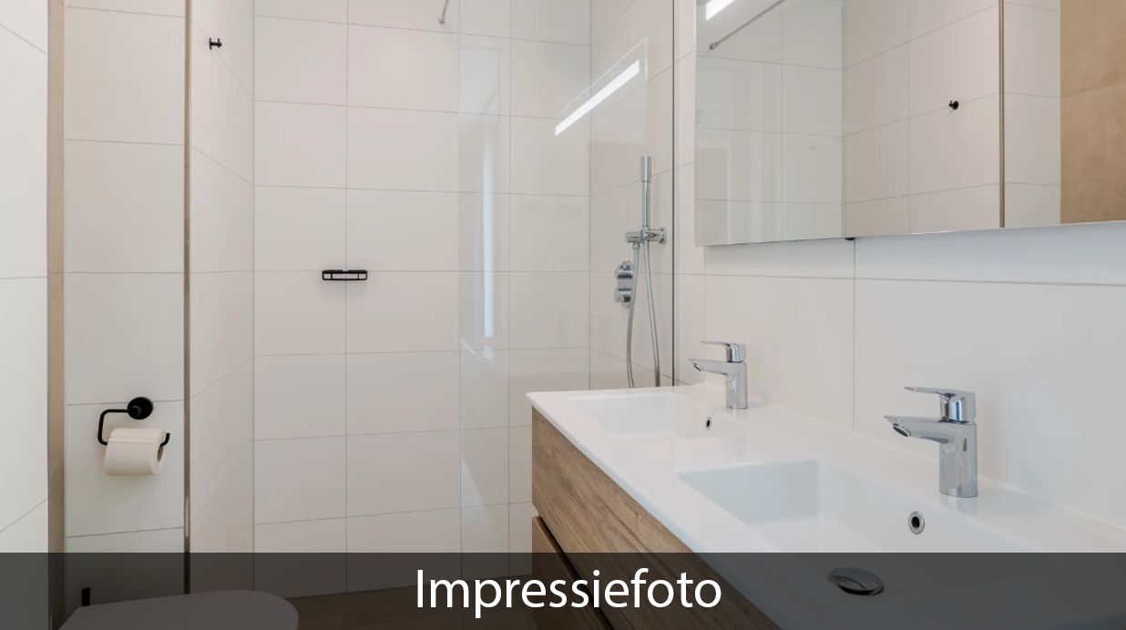 Moderne badkamer in Vrijstaande woning in Beuningen, vakantiehuis in Twente, met dubbele wastafel.