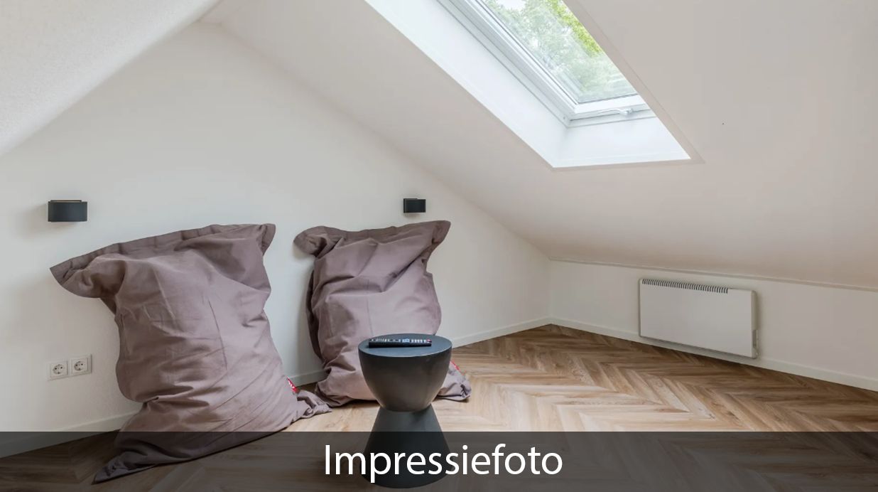 Knusse zolderruimte in Vrijstaande woning in Beuningen, vakantiehuis in Twente, met dakraam.