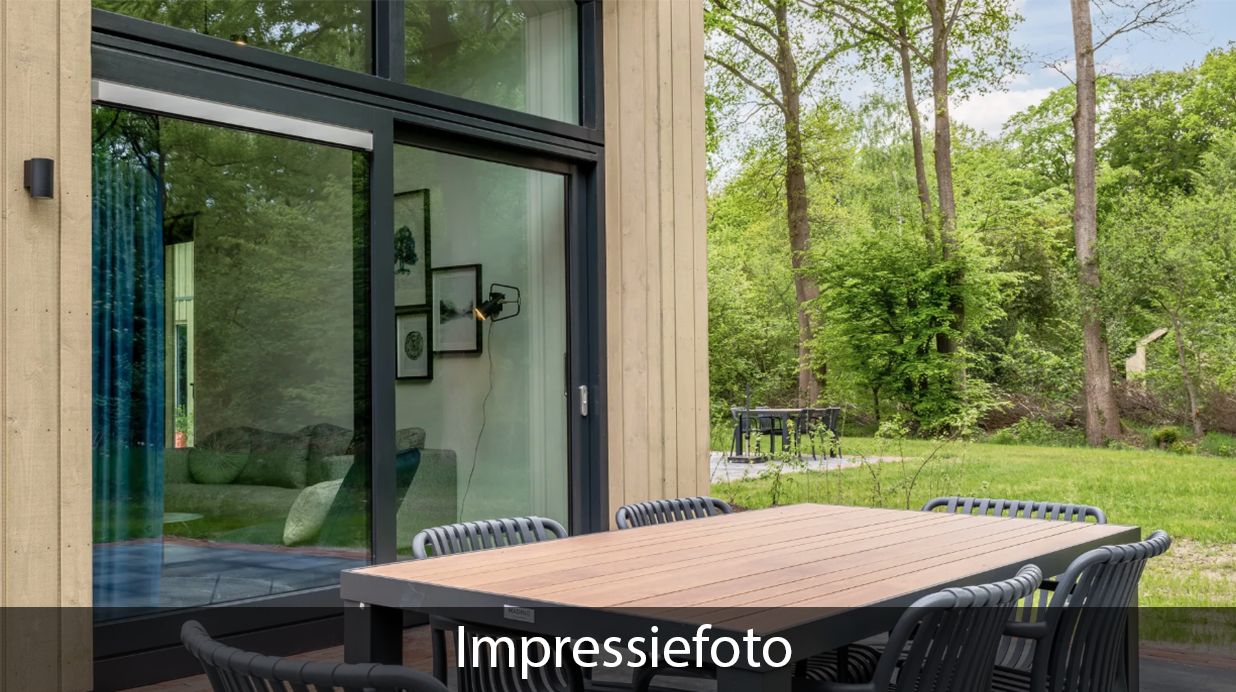 Veranda met zitgelegenheid in Vrijstaande woning in Beuningen, vakantiehuis in Twente, omringd door groen.