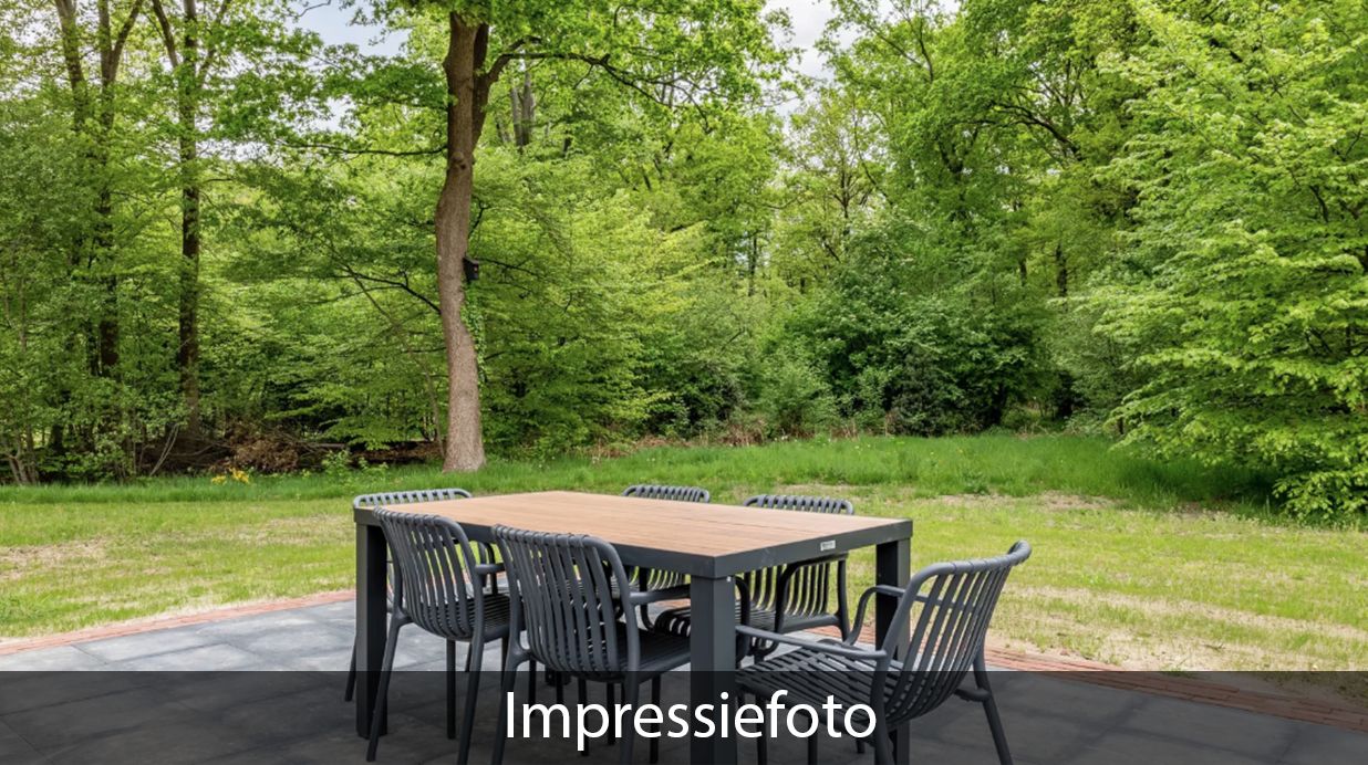 Terras in Vrijstaande woning in Beuningen, vakantiehuis in Twente, met uitzicht op de bosrijke omgeving.