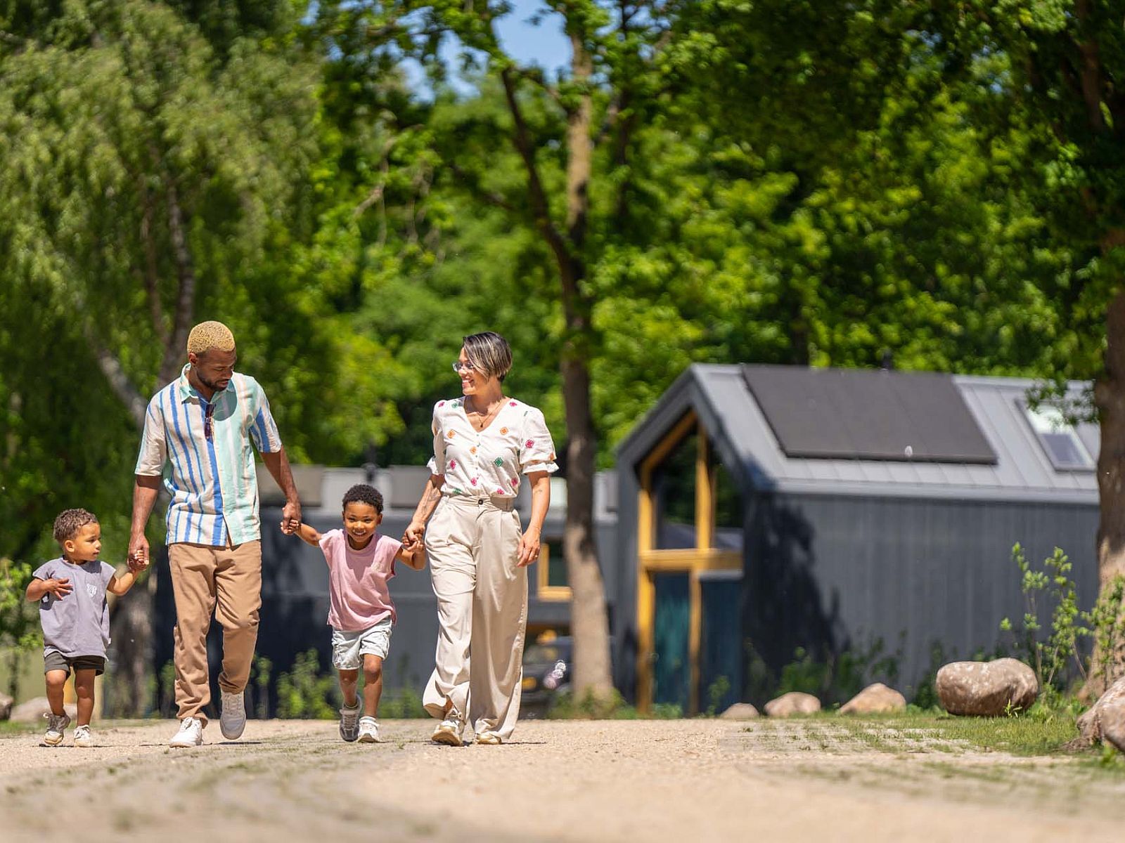 Gezin wandelt bij Vrijstaande woning in Beuningen, vakantiehuis in Twente, genietend van de natuur.