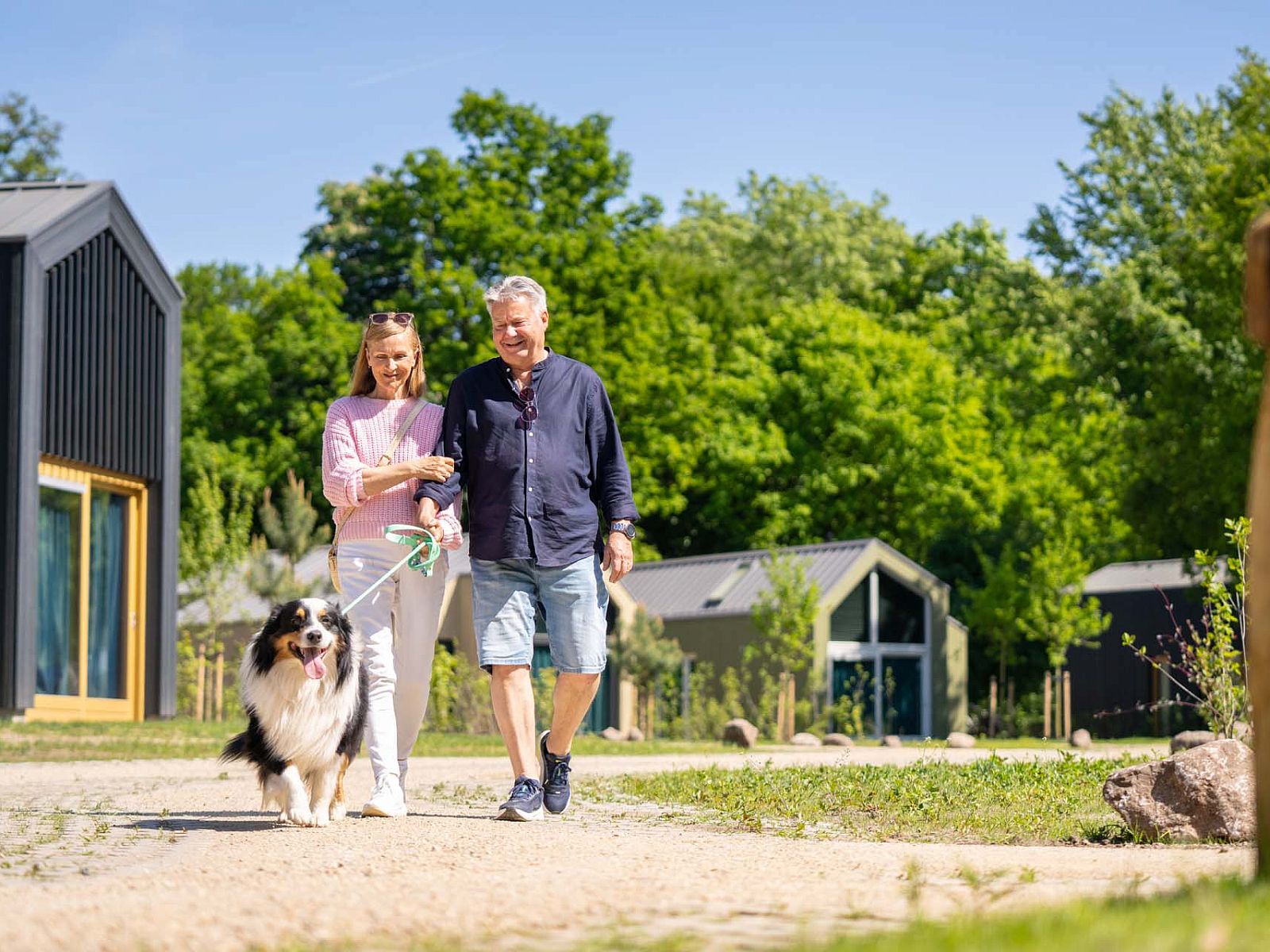 Stel wandelt met hond bij Vrijstaande woning in Beuningen, vakantiehuis in Twente, genietend van de omgeving.