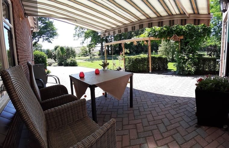 Geniet van de rust op het terras van Huisje in Beuningen, een vakantiehuis in het groene Twente, Overijssel.