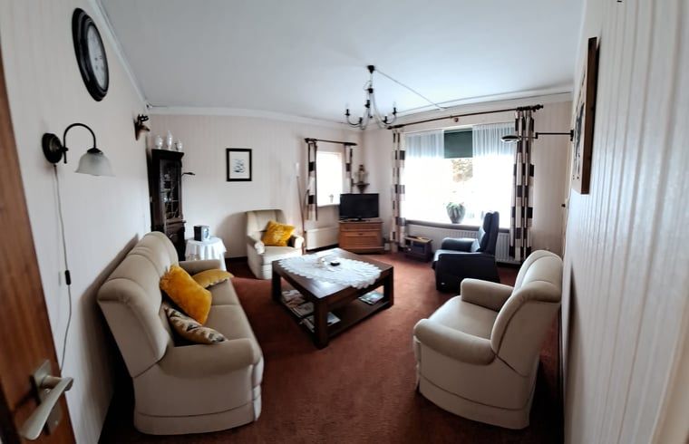 Gezellige woonkamer in Huisje in Beuningen, vakantiehuis in Twente, Overijssel met comfortabele zithoek en warme inrichting.