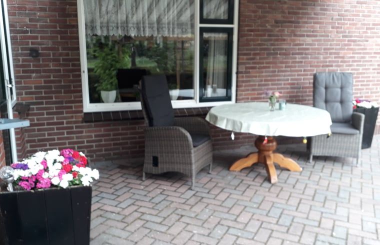 Gezellig terras bij Huisje in Beuningen, vakantiehuis in Twente, Overijssel. Geniet van de rust en natuur.