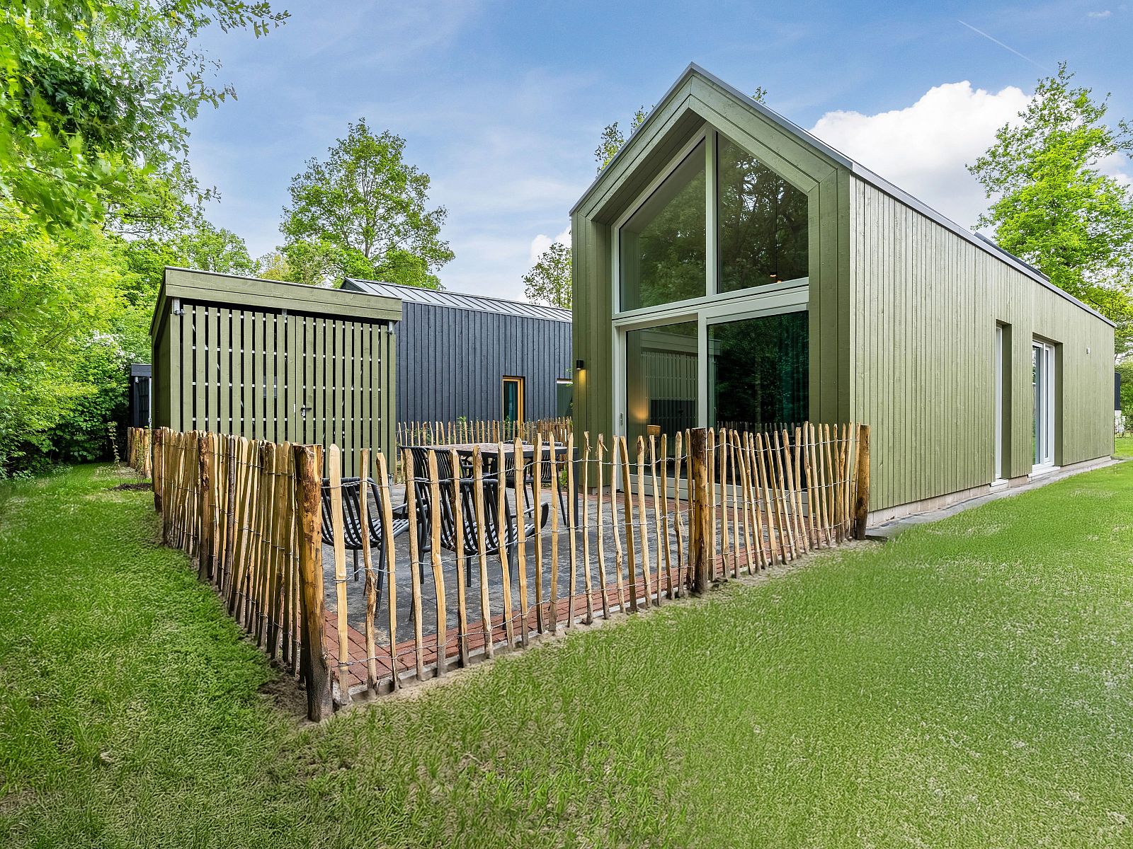 Dining area in 4-bed dog house 4LD, Beuningen, Twente, with modern furnishings.